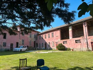 Castelletto Merli ampio edificio cortile terreno