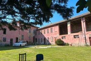 Castelletto Merli ampio edificio cortile terreno