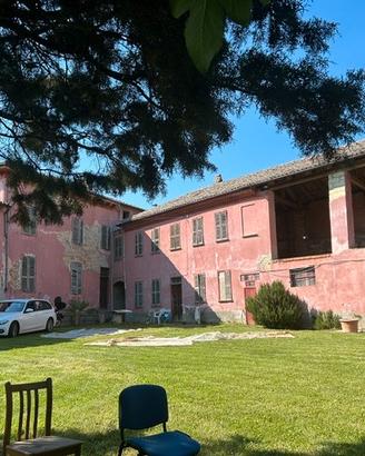 Castelletto Merli ampio edificio cortile terreno
