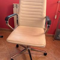 Poltrona bianca in ecopelle