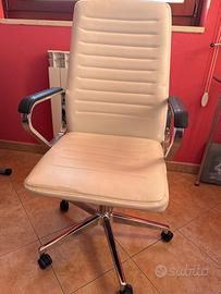 Poltrona bianca in ecopelle