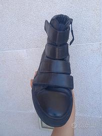 stivaletto nero a strappo 