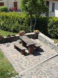 Tavolo e due panche in legno