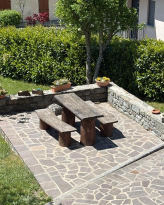 Tavolo e due panche in legno