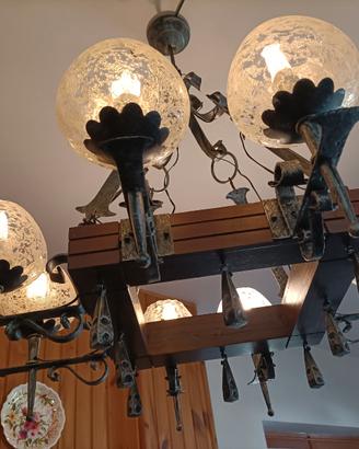 Lampadario in legno e ferro battuto 