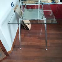 tavolo cristallo e acciaio stile industrial