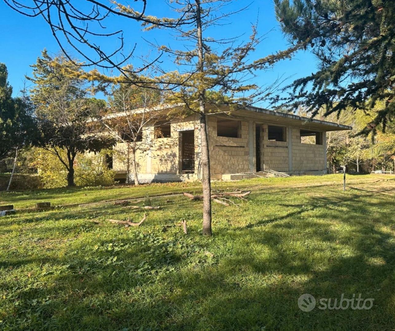 Fabbricato con terreno e uliveti - Altro