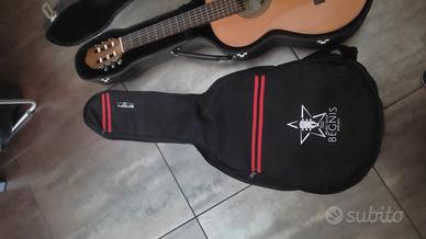 Chitarra classica con custodia rigida e morbida