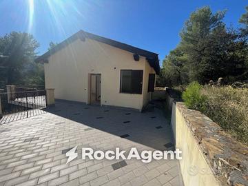 Villa di 270 m² con più di 5 locali e box auto dop