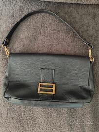 Borsa in pelle nera doppia tracolla 