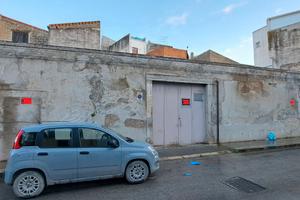 Garage 330 mq Vittoria zona Centro