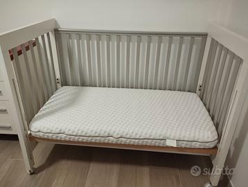 Lettino a sbarre per bambini con materasso