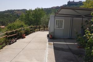Terreno con annesso prefabbricato in regola