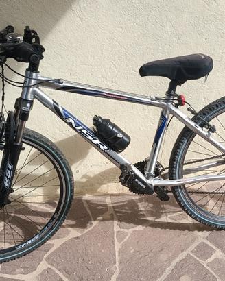 bicicletta interamente in alluminio 