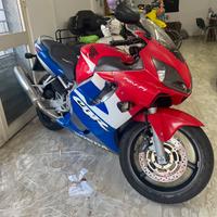 Honda cbr 600 f entra e leggi