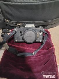 macchina fotografica Pentax LX con accessori vari