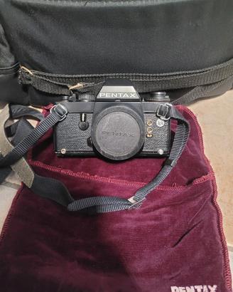 macchina fotografica Pentax LX con accessori vari
