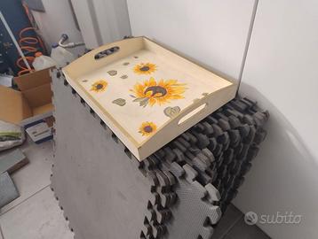 2 vassoi in legno – uno decorato, uno classico