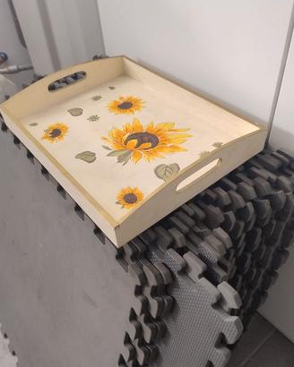 2 vassoi in legno – uno decorato, uno classico