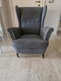 Una  poltrona e due sedie da bambino ikea