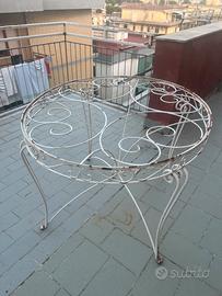 Tavolo in metallo per esterni