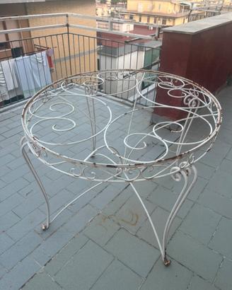 Tavolo in metallo per esterni