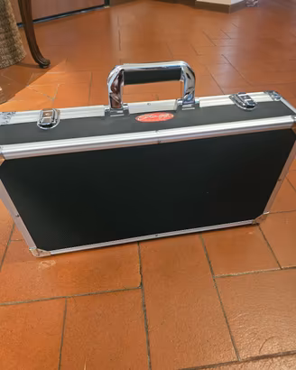 valigetta con pedali per chitarra