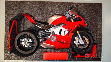 BMW S1000RR e DUCATI V4S scala 1:6 NUOVI