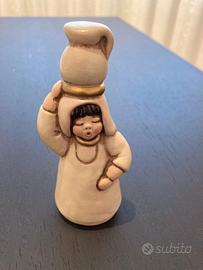 Presepe THUN - Pastorella con anfora champagne