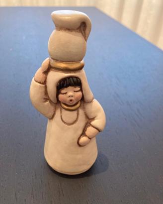 Presepe THUN - Pastorella con anfora champagne