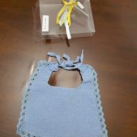 Bavaglino azzurro in puro cotone per neonato