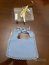 Bavaglino azzurro in puro cotone per neonato