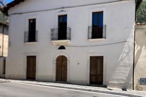 Casa indipendente con giardino