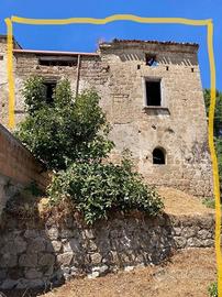 Casa da ristrutturare immersa nel verde