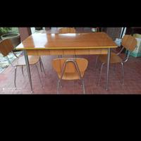 tavolo con 4 sedie in formica