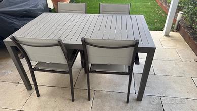 Tavolo e sedie da esterno