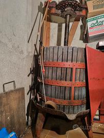 Torchio  a  leva per vino e sgrappolatrice