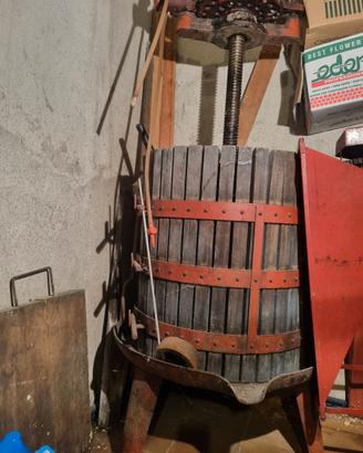 Torchio  a  leva per vino e sgrappolatrice