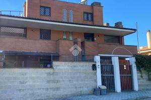 VILLA A SCHIERA A ROMA