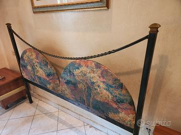 letto in ferro battuto con testiera in tessuto