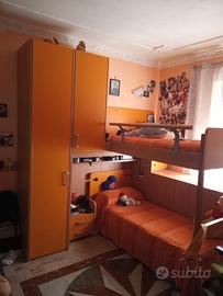Stanzetta con letto rialzato