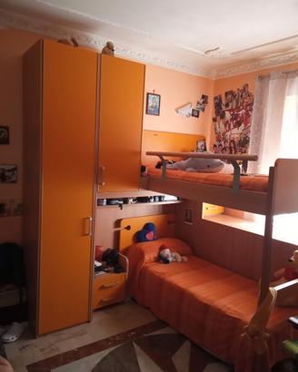 Stanzetta con letto rialzato
