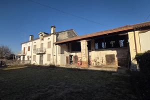 Casa di campagna da ristrutturare con ampia volume