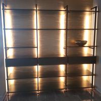 scaffalatura in metallo ripiani cassetti laccati