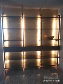 scaffalatura in metallo ripiani cassetti laccati