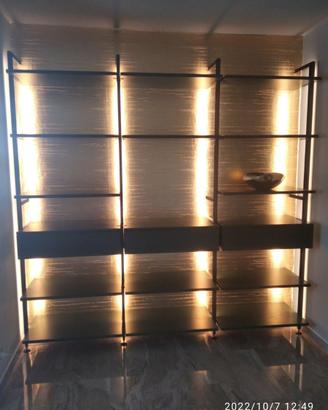 scaffalatura in metallo ripiani cassetti laccati