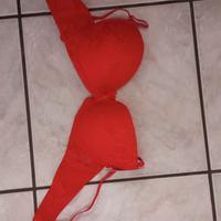 Reggiseno rosso nuovo con etichetta 