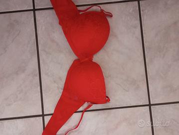Reggiseno rosso nuovo con etichetta 