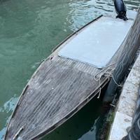 Barca in legno ed Evinrude 30 e-tec