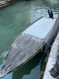 Barca in legno ed Evinrude 30 e-tec